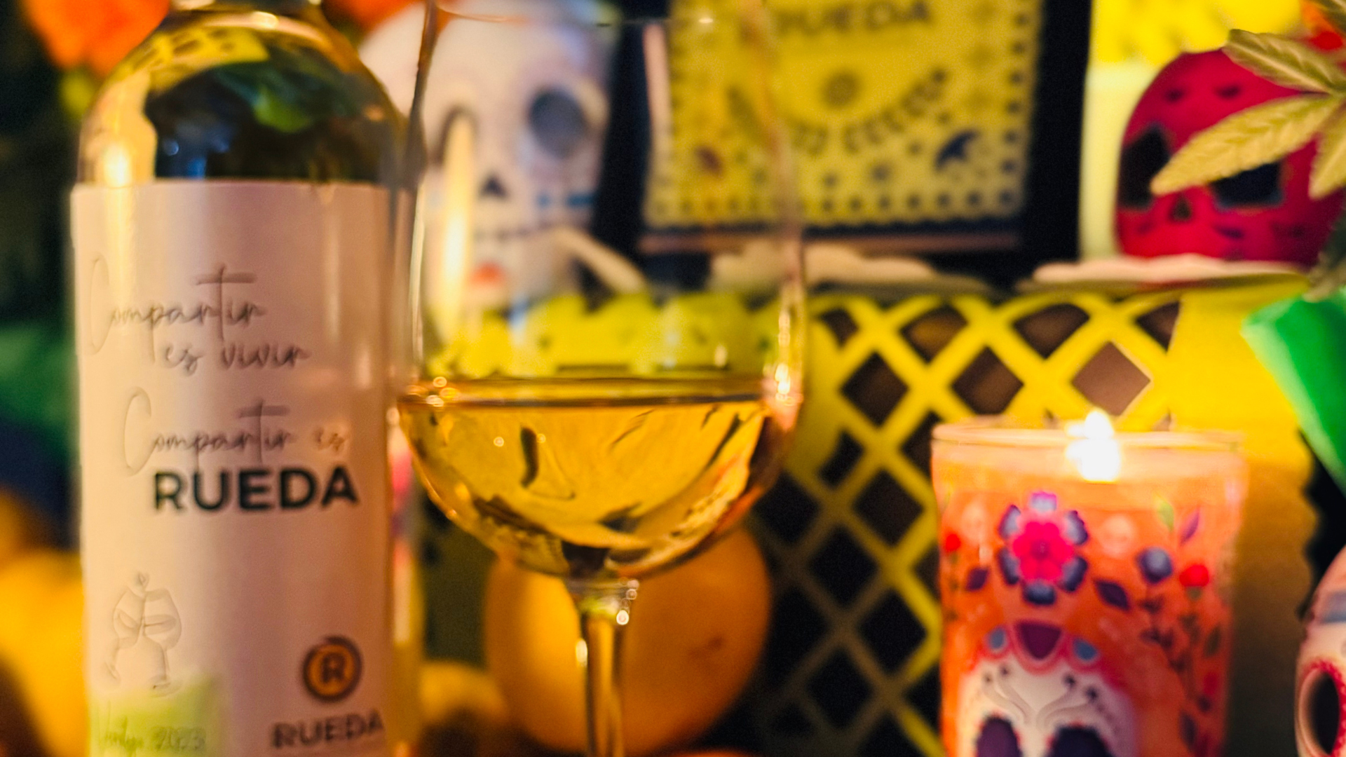 Altar de día de muertos y vino